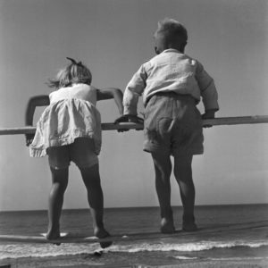 Zwei kleine Kinder turnen an einem Gelände am Strand der Ostsee in Ostpreußen, Deutschland 1930er Jahre. Two little children playing at a railing on the coast of the Baltic Sea at East Prussia, Germany 1930s. Zwei kleine Kinder turnen an einem Gelände am Strand der Ostsee in Ostpreußen, Deutschland 1930er Jahre. Two little children playing at a railing on the coast of the Baltic Sea at East Prussia, Germany 1930s.